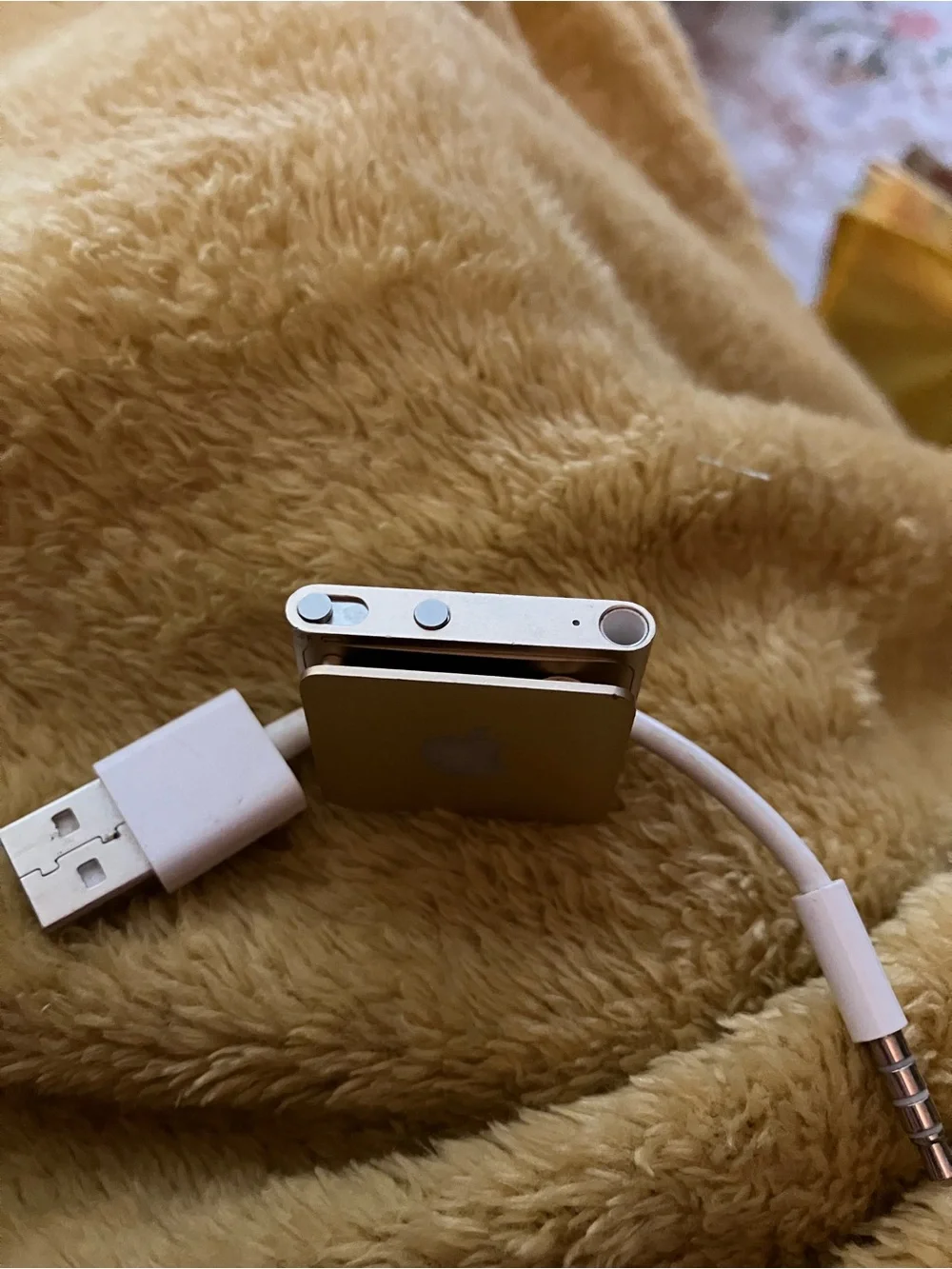 Apple  Gold iPod Shuffle-4th Generation-Has NEW battery